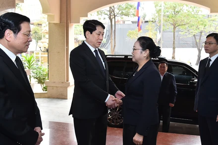 Chủ tịch nước Lương Cường chia buồn với Đại sứ Lào tại Việt Nam Khamphao Ernthavanh.