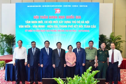 Các đồng chí lãnh đạo, nguyên lãnh đạo Đảng, Nhà nước và các đại biểu tại Hội thảo khoa học quốc gia “Tầm nhìn mới, cơ hội mới xây dựng Thủ đô Hà Nội văn hiến-văn minh-hiện đại, thành phố kết nối toàn cầu ”.