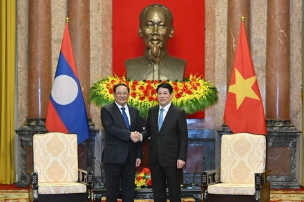 Chủ tịch nước Lương Cường và Thủ tướng Lào Sonexay Siphandone.