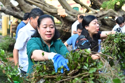 Bí thư Thành ủy Hà Nội Bùi Thị Minh Hoài và lãnh đạo thành phố tham gia vệ sinh môi trường cùng người dân tại khu vực phố Trần Hưng Đạo - Bà Triệu. 