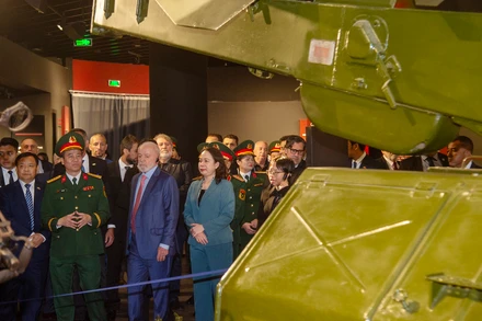 Phó Chủ tịch nước Võ Thị Ánh Xuân và Tổng thống Brazil Luiz Inacio Lula da Silva tham quan Bảo tàng Lịch sử Quân sự Việt Nam.