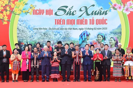 Chủ tịch nước Lương Cường cùng các đồng chí lãnh đạo Đảng, Nhà nước và đồng bào các dân tộc anh em tại Ngày hội "Sắc xuân trên mọi miền Tổ quốc".