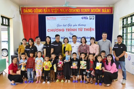 Đoàn công tác Báo Nhân Dân cùng các doanh nghiệp, nhà hảo tâm trao quà tặng Trường mầm non Hợp Thành (xã Hợp Thành, thành phố Lào Cai).