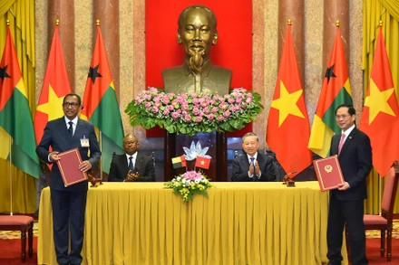 Tổng Bí thư, Chủ tịch nước Tô Lâm và Tổng thống Cộng hòa Guinea-Bissau Umaro Sissoco Embaló chứng kiến lễ ký Bản ghi nhớ về cơ chế tham vấn chính trị và ngoại giao giữa Bộ Ngoại giao nước Cộng hòa xã hội chủ nghĩa Việt Nam và Bộ ngoại giao, Hợp tác quốc tế và cộng đồng Cộng hòa Guinea-Bissau. 