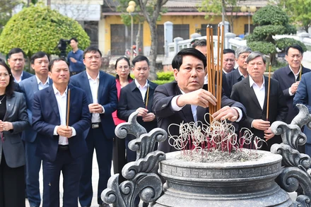 Chủ tịch nước Lương Cường dâng hương tưởng nhớ Tổng Bí thư Nguyễn Văn Linh tại Khu lưu niệm Tổng Bí thư Nguyễn Văn Linh.