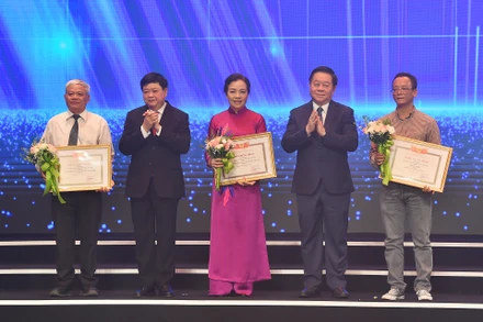 Ủy viên Bộ Chính trị, Bí thư Trung ương Đảng, Trưởng Ban Tuyên giáo Trung ương Nguyễn Trọng Nghĩa và Chủ tịch Hội đồng Lý luận, phê bình văn học nghệ thuật Trung ương Nguyễn Thế Kỷ trao thưởng cho các tác phẩm đạt mức B (mức cao nhất trong lễ trao tặng thưởng các tác phẩm lần này).