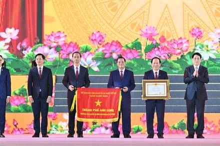 Chủ tịch nước Lương Cường trao tặng Danh hiệu "Thành phố Anh hùng" tặng Đảng bộ, chính quyền và nhân dân thành phố Hải Phòng.