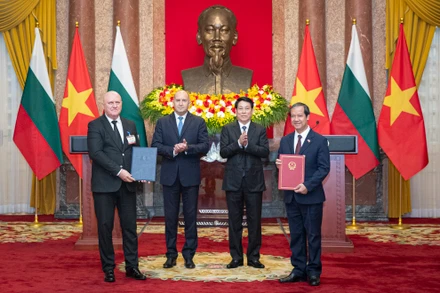 Chủ tịch nước Lương Cường và Tổng thống Bulgaria Rumen Radev chứng kiến lễ trao thỏa thuận hợp tác về giáo dục giữa Chính phủ nước Cộng hòa xã hội chủ nghĩa Việt Nam và Chính phủ nước Cộng hòa Bulgaria giai đoạn 2025-2028.