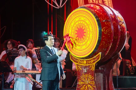Chủ tịch nước Lương Cường đánh trống khai Xuân Ất Tỵ năm 2025. 