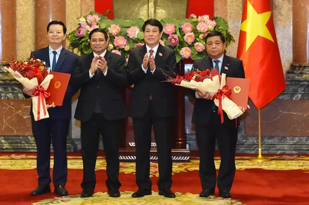 Chủ tịch nước Lương Cường và Thủ tướng Phạm Minh Chính chúc mừng các Phó Thủ tướng Chính phủ: Nguyễn Chí Dũng và Mai Văn Chính.