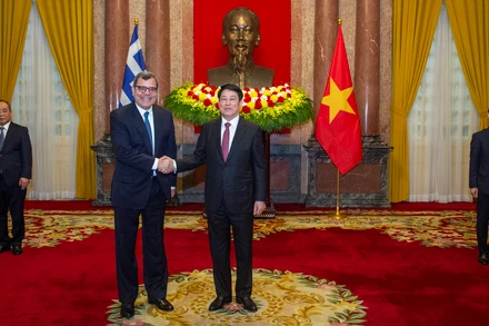Chủ tịch nước Lương Cường và Đại sứ Cộng hòa Hy Lạp Antonios Papakostas tại buổi lễ trình Quốc thư.