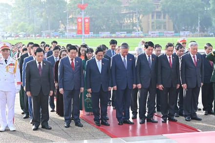 Tổng Bí thư Tô Lâm, Chủ tịch nước Lương Cường, Thủ tướng Phạm Minh Chính, Chủ tịch Quốc hội Trần Thanh Mẫn cùng các đồng chí lãnh đạo Đảng, Nhà nước, đại biểu Quốc hội thành kính tưởng nhớ Chủ tịch Hồ Chí Minh. 