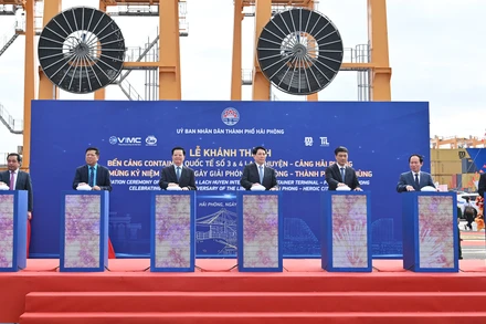 Chủ tịch nước Lương Cường và các đại biểu bấm nút khánh thành bến cảng container quốc tế số 3 và 4 Lạch Huyện, Cảng Hải Phòng.