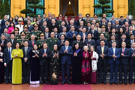 Chủ tịch nước Lương Cường với các đại biểu tại buổi gặp mặt.