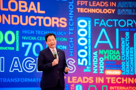 Chủ tịch, nhà sáng lập FPT Trương Gia Bình phát biểu.