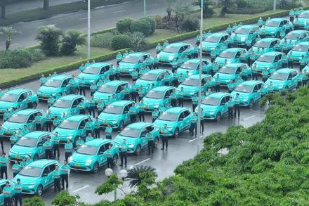 Xe GreenCar trong lễ khai trương hãng taxi điện đầu tiên tại Hà Nội.