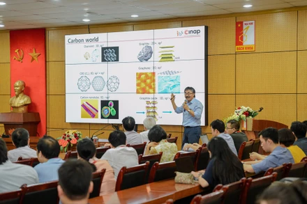 GS Lee Young Hee trình bày tham luận tại InnovaConnect 2024,