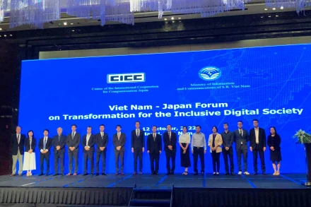 Các diễn giả tại Diễn đàn chuyển đổi số Việt Nam - Nhật Bản chụp ảnh lưu niệm.