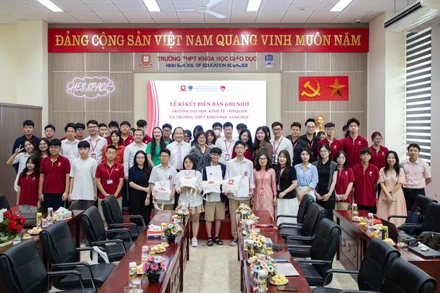 Tại Lễ ký kết Biên bản ghi nhớ hợp tác giữa trường Đại học Kinh tế với trường Trung học phổ thông Khoa học giáo dục (HES).
