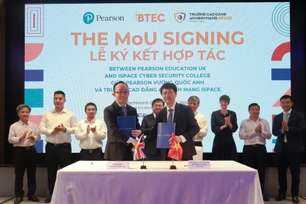 Đại diện Trường Cao đẳng An ninh mạng iSPACE, ông Phạm Hoàng Cường - Chủ tịch Hội đồng quản trị Trường Cao đẳng an ninh mạng iSPACE, và ông Lê Tuấn Dũng – Giám đốc Tập đoàn Giáo dục Pearson Vương quốc Anh tại Việt Nam đã cùng ký kết MoU.