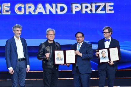 Thủ tướng Chính phủ Phạm Minh Chính trao giải thưởng Chính VinFuture 2024 cho ông Jensen Huang, Chủ tịch Tập đoàn NVIDIA.