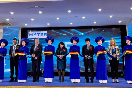 Lễ cắt băng khai mạc sự kiện.