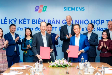 Đại diện Siemens, ông Phạm Thái Lai, Chủ tịch kiêm Tổng giám đốc Siemens ASEAN và Việt Nam ký kết biên bản ghi nhớ về hợp tác với đại diện Tập đoàn FPT, ông Nguyễn Thế Phương, Phó Tổng giám đốc Tập đoàn.