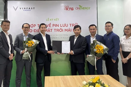 Ông Võ Lê Duy Đức, Giám đốc Đầu tư và Phát triển Năng lượng VinFast (bên trái) và ông Trần Ngọc Tuấn Khanh, Tổng Giám đốc Công ty ON Energy ký kết thỏa thuận hợp tác.