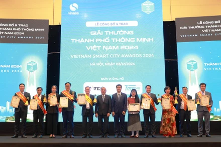  Ban Tổ chức vinh danh và trao tặng giải thưởng Thành phố thông minh Việt Nam năm 2024 cho các thành phố đoạt giải.