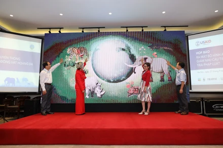 Các đại biểu thực hiện nghi thức ra mắt bộ hình ảnh truyền thông mới hướng tới giảm nhu cầu tiêu thụ động vật hoang dã trái pháp luật. 