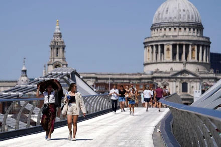 Nắng gay gắt tại Cầu Thiên niên kỷ ở London, Anh, ngày 18/7. Ảnh: Reuters