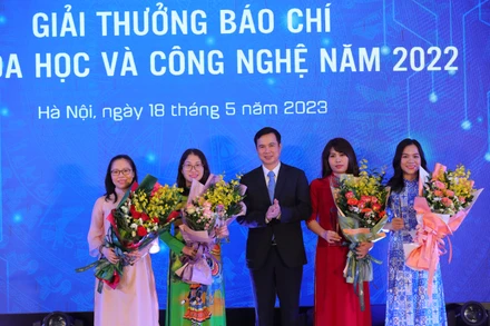 Các tác giả nhận giải Nhất Giải thưởng Báo chí về Khoa học và công nghệ năm 2022.