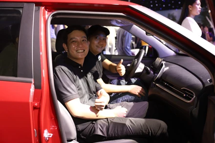 Khách hàng được lái thử xe điện VinFast tại Triển lãm VinFast - Vì tương lai xanh từ ngày 7 đến 9/7 tại Hà Nội.