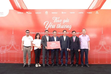 Viettel Global tặng quà cho người Việt khó khăn ở Siem Reap