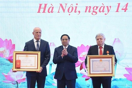 Thủ tướng Phạm Minh Chính trao Huân chương Lao động hạng Ba tặng Viện Nghiên cứu khoa học dược liệu và tinh dầu Liên bang Nga; trao Huân chương Hữu nghị tặng Tham tán Đại sứ quán Liên bang Nga tại Việt Nam Kharinov Vyacheslav Nikolaevich.