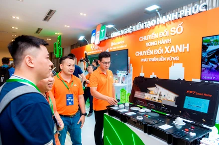 Khách hàng tham quan hệ sinh Công nghệ kiến tạo hạnh phúc FPT tại Vietnam - ASIA DX Summit 2024.