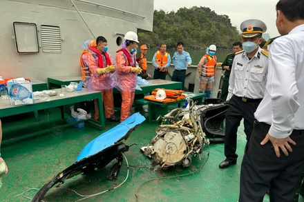 Trục vớt nhiều mảnh vỡ và động cơ máy bay. (Ảnh: Phạm Công)