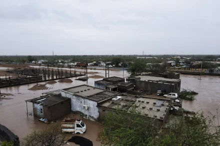 Ngôi làng ở Mokhada, bang Gujarat, phía tây Ấn Độ bị ngập lụt sau khi bão Biparjoy đổ bộ ngày 16/6/2023. Ảnh: Reuters.