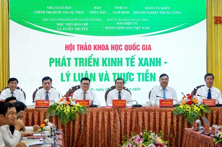 Chủ tọa Hội thảo khoa học quốc gia “Phát triển kinh tế xanh - Lý luận và thực tiễn”.
