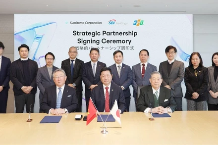 Ông Trương Gia Bình, Chủ tịch HĐQT kiêm Nhà sáng lập Tập đoàn FPT cùng Ông Yoshitaka Kitao, Giám đốc Đại diện, Chủ tịch kiêm Tổng Giám đốc Tập đoàn SBI Holdings; và ông Toshikazu Nambu, Giám đốc, Phó Chủ tịch Tập đoàn Sumitomo, trong lễ ký kết thỏa thuận hợp tác chiến lược.
