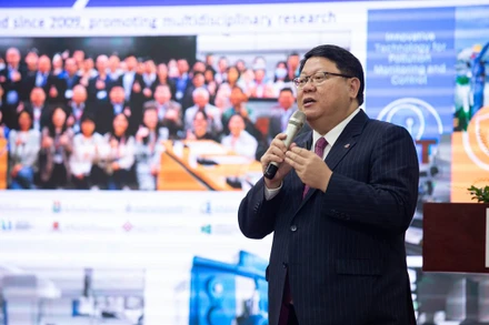 Giáo sư Kenneth Leung trình bày nghiên cứu tại Hội thảo Tác động của các chất ô nhiễm hữu cơ đến môi trường và sức khỏe con người: Thách thức và giải pháp.