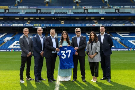 Đại diện CLB Chelsea và FPT trên sân Stamford Bridge trong sự kiện công bố hợp tác toàn cầu giữa FPT và CFC.