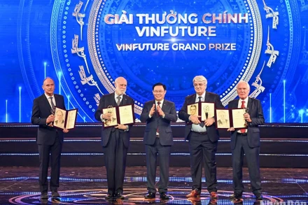 Chủ tịch Quốc hội Vương Đình Huệ trao Giải thưởng Chính VinFuture 2022 trị giá 3 triệu USD cho các tác giả.