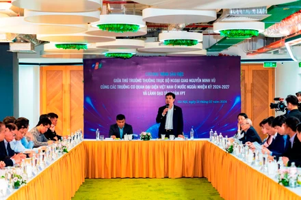Đoàn Trưởng cơ quan đại diện Việt Nam ở nước ngoài nhiệm kỳ 2024-2027 thăm và làm việc tại Tập đoàn FPT.