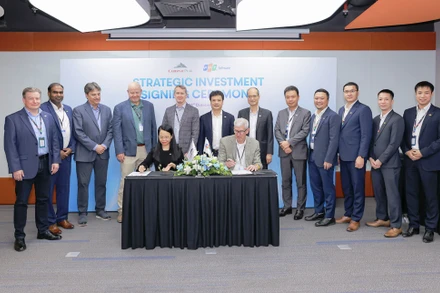CEO FPT Nguyễn Văn Khoa, CEO Cardinal Peak Mark Carrington cùng các lãnh đạo cấp cao của hai bên tại Lễ công bố M&A.