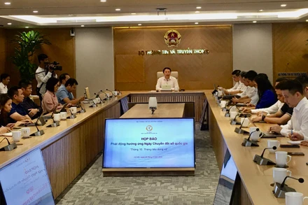 Họp báo giới thiệu chương trình "Tháng 10. Tháng tiêu dùng số". 