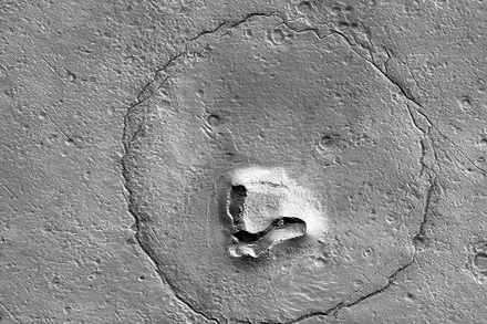 Miệng núi lửa giống khuôn mặt con gấu trên sao Hỏa. Ảnh:NASA/JPL-Caltech/UArizona