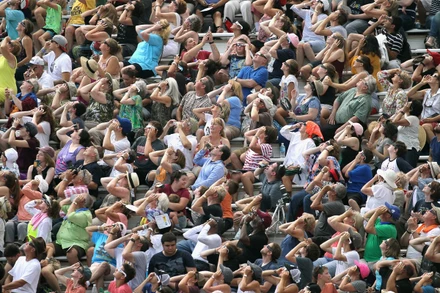 Đám đông người theo dõi nhật thực tại sân vận động Saluki ở Đại học Nam Illinois ở Carbondale, Illinois, Mỹ năm 2017. Ảnh: Getty Images