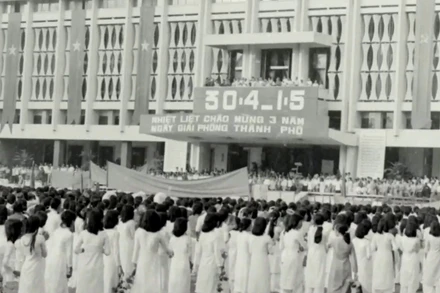 Buổi mít tinh kỷ niệm ngày đất nước hoàn toàn giải phóng. (Ảnh: Viện Phim Việt Nam)