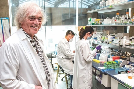 Giáo sư Pieter Cullis đã tạo ra hệ thống đưa thành phần mRNA hoạt động của vaccine vào tế bào người. (Ảnh: BIV)